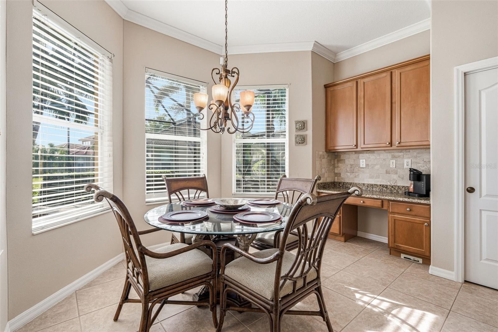Breakfast Nook w/Coffee Corner