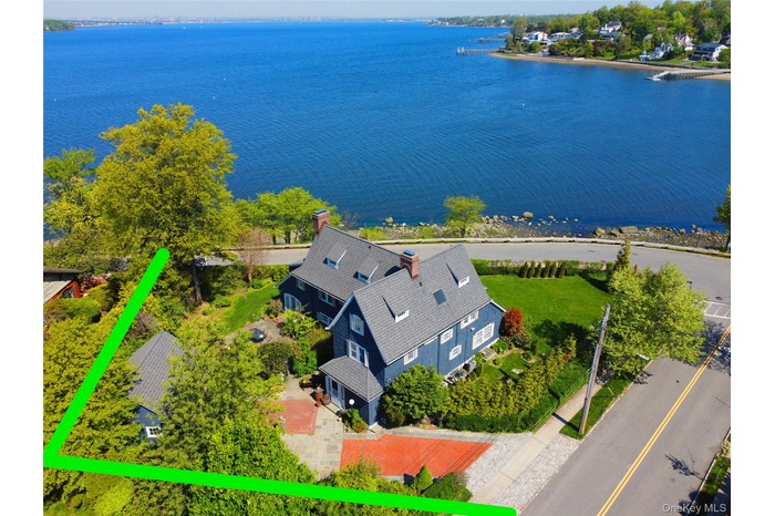 The pinnacle of Gold Coast living at The Point at Douglaston Manor