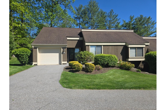 This Stratford model is located in a beautiful location with private yard.