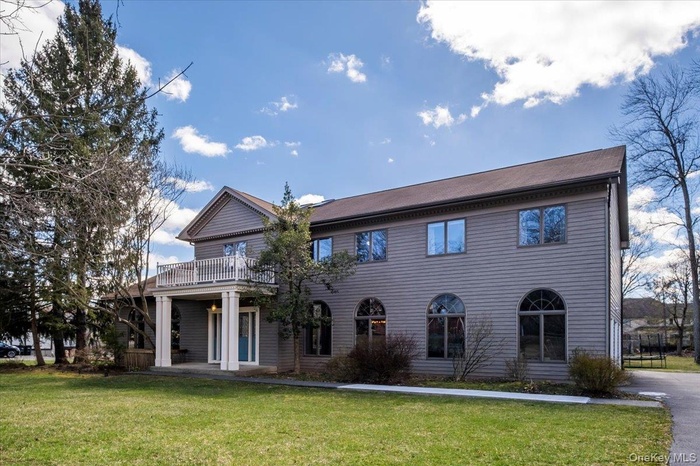 6,800+ finished sf Colonial