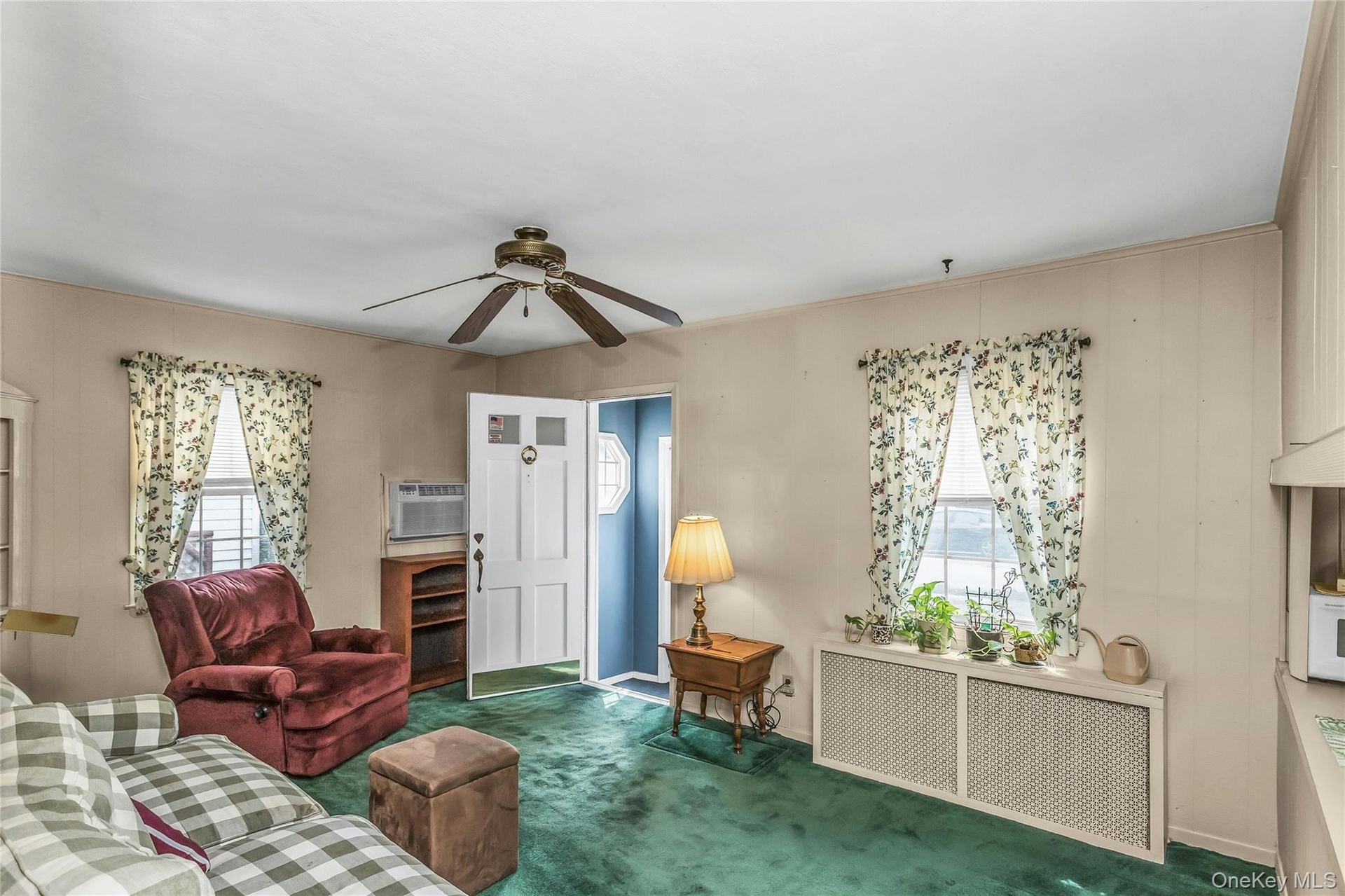 Cozy and bright Living Room with entrance Foyer