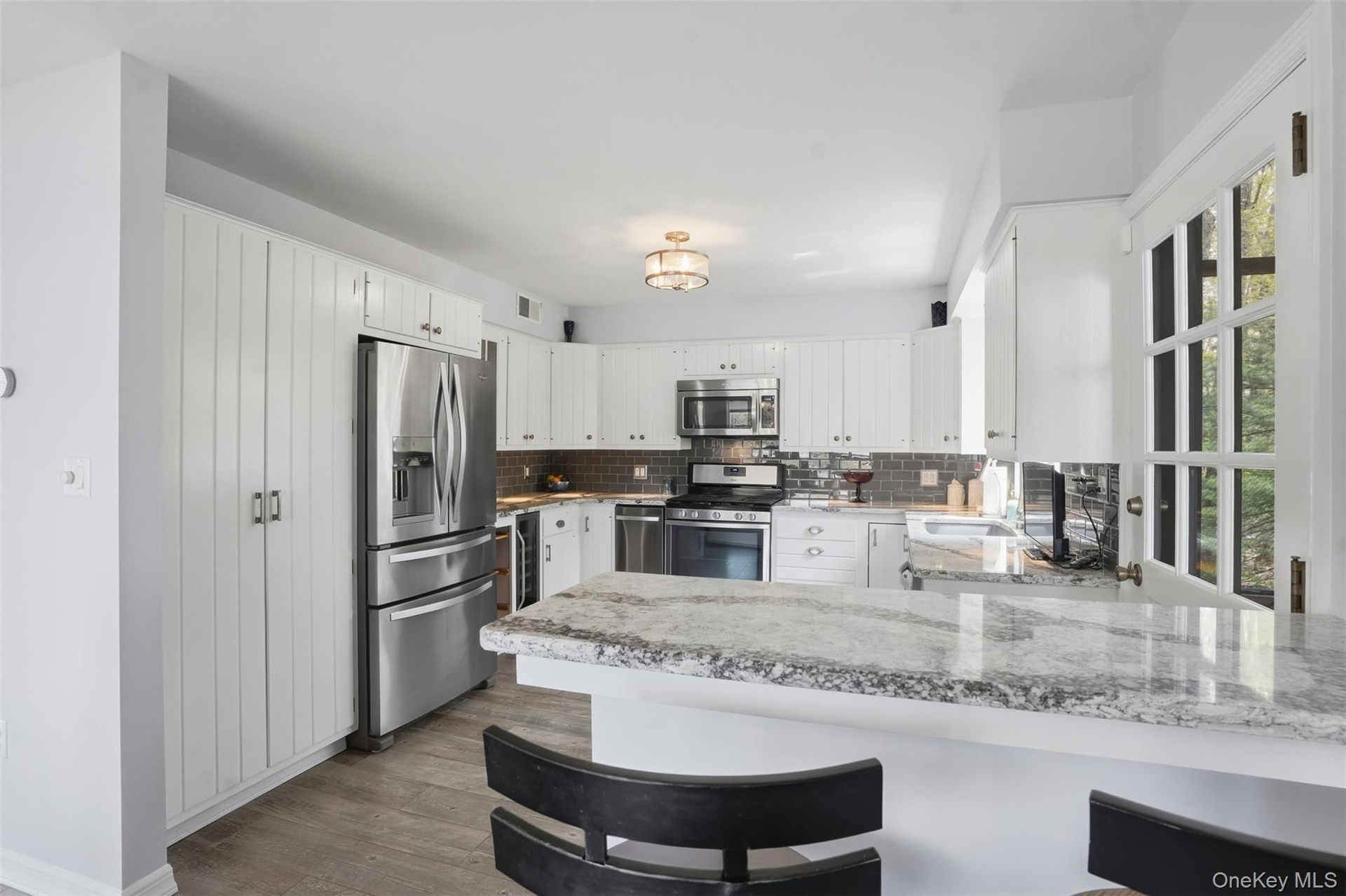 Wood cabinetry. Granit CT. S/S GE appliances. Gas stove, dishwasher, microwave, double door refrigerator.