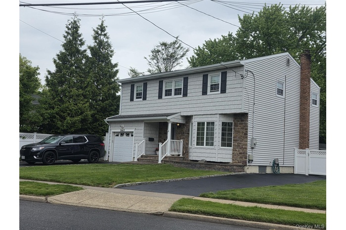 Welcoming front view - photo 1