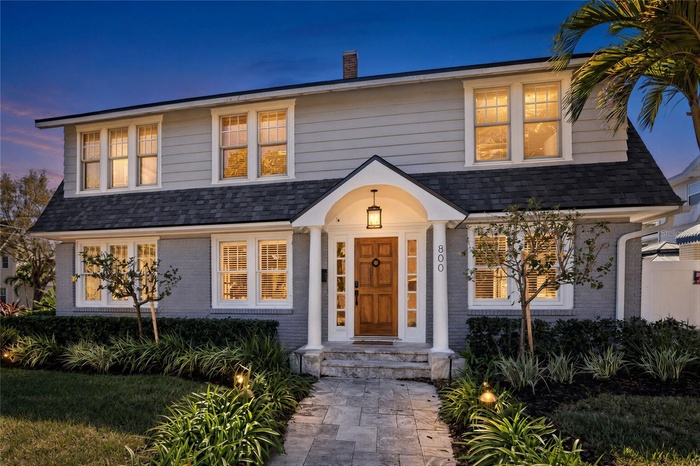 Welcome to Crescent Lake, one of St. Petersburg’s most beloved neighborhoods, where historic charm, tree-lined streets, and downtown energy come toget