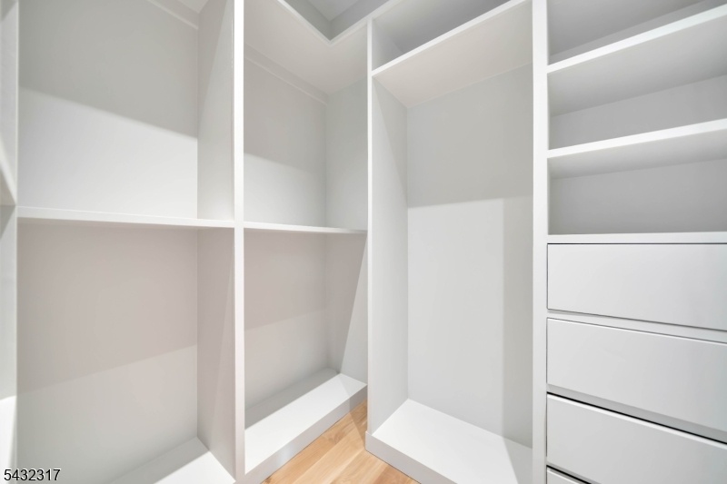 Main Bed Closet