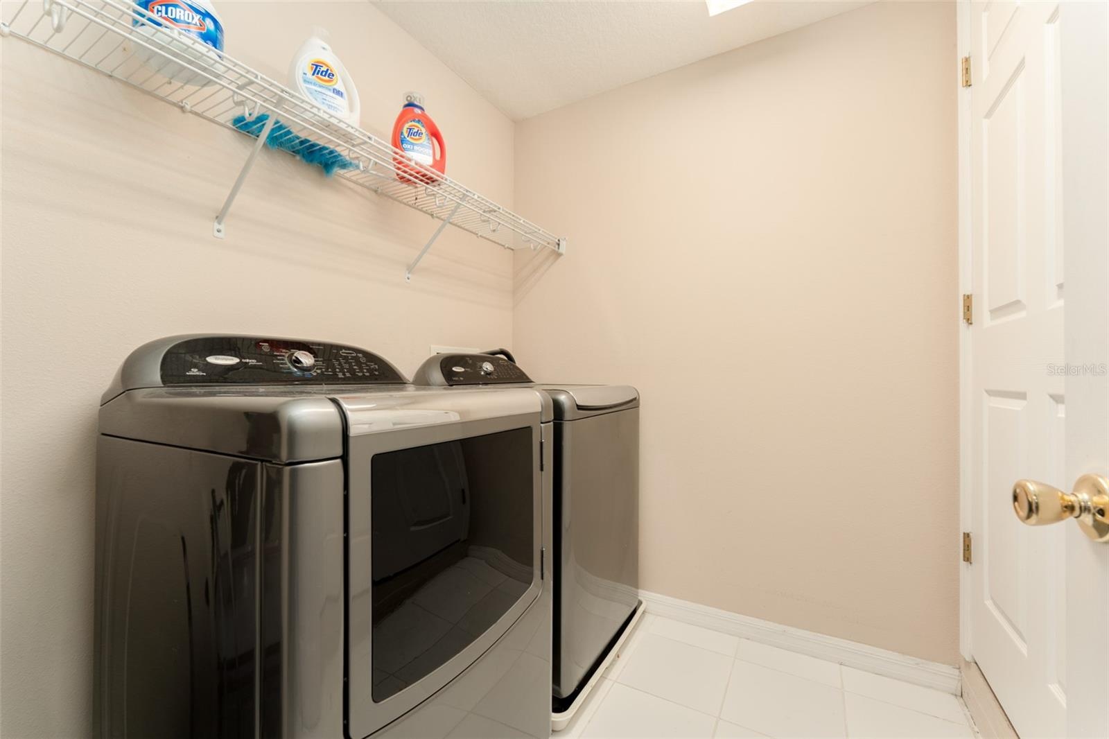laundry room / washer & dryer convey