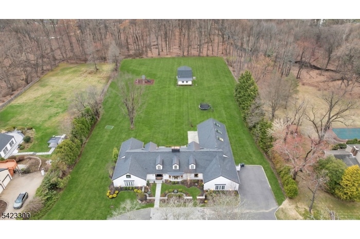 16 E Greenbrook Rd
