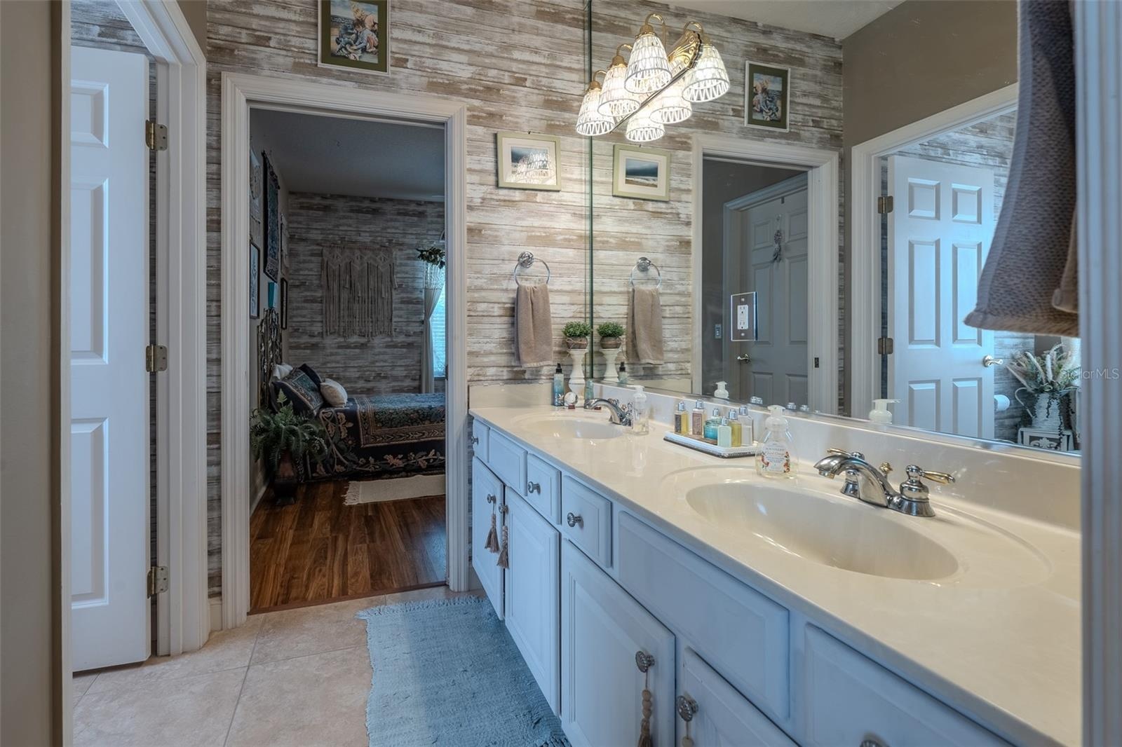 Jack-n-Jill Guest Bath