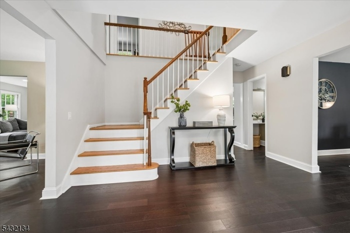 Exxpansive Foyer