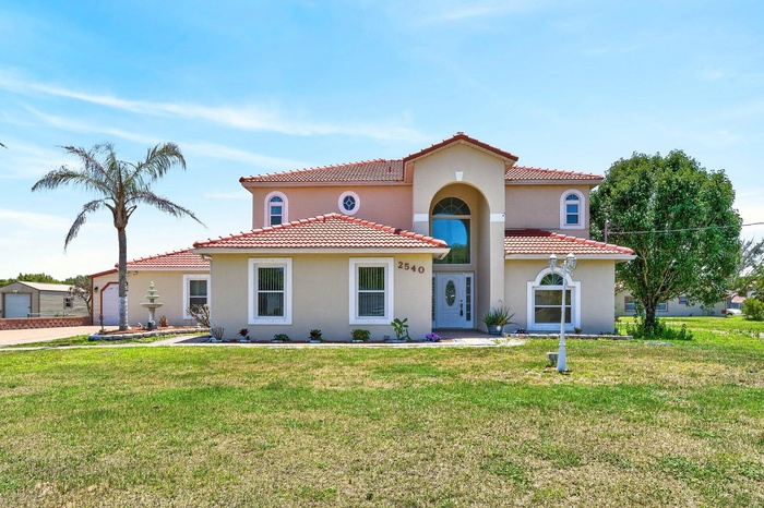 NO HOA, HALF AN ACRE of land, a PRIVATE POOL, and a full SEPARATE APARTMENT on the main floor – welcome to your next chapter on Winners Circle in the 