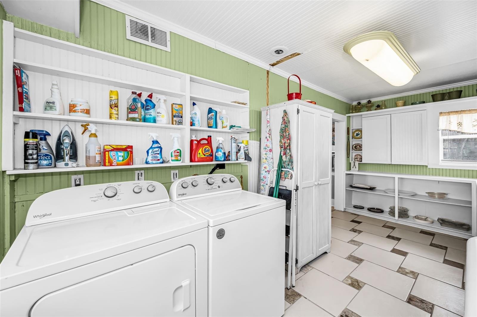Butler's Pantry/ Laundry