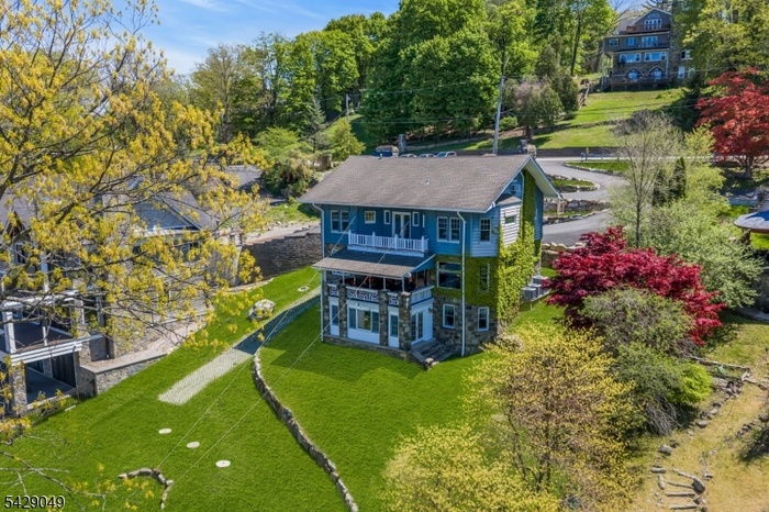 4 living levels, 6000sqft