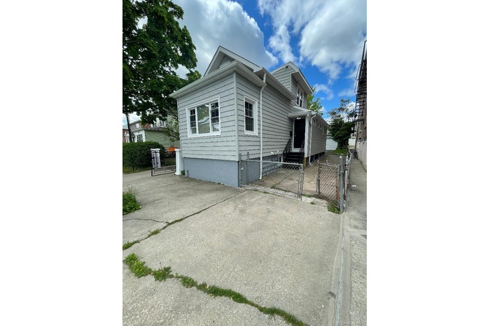 Front of home with Gate