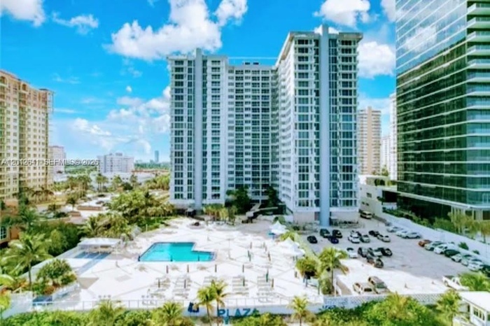 COASTAL LIVING AT ITS BEST. INCLUSIVE POOLSIDE AND BEACH SERVICES.