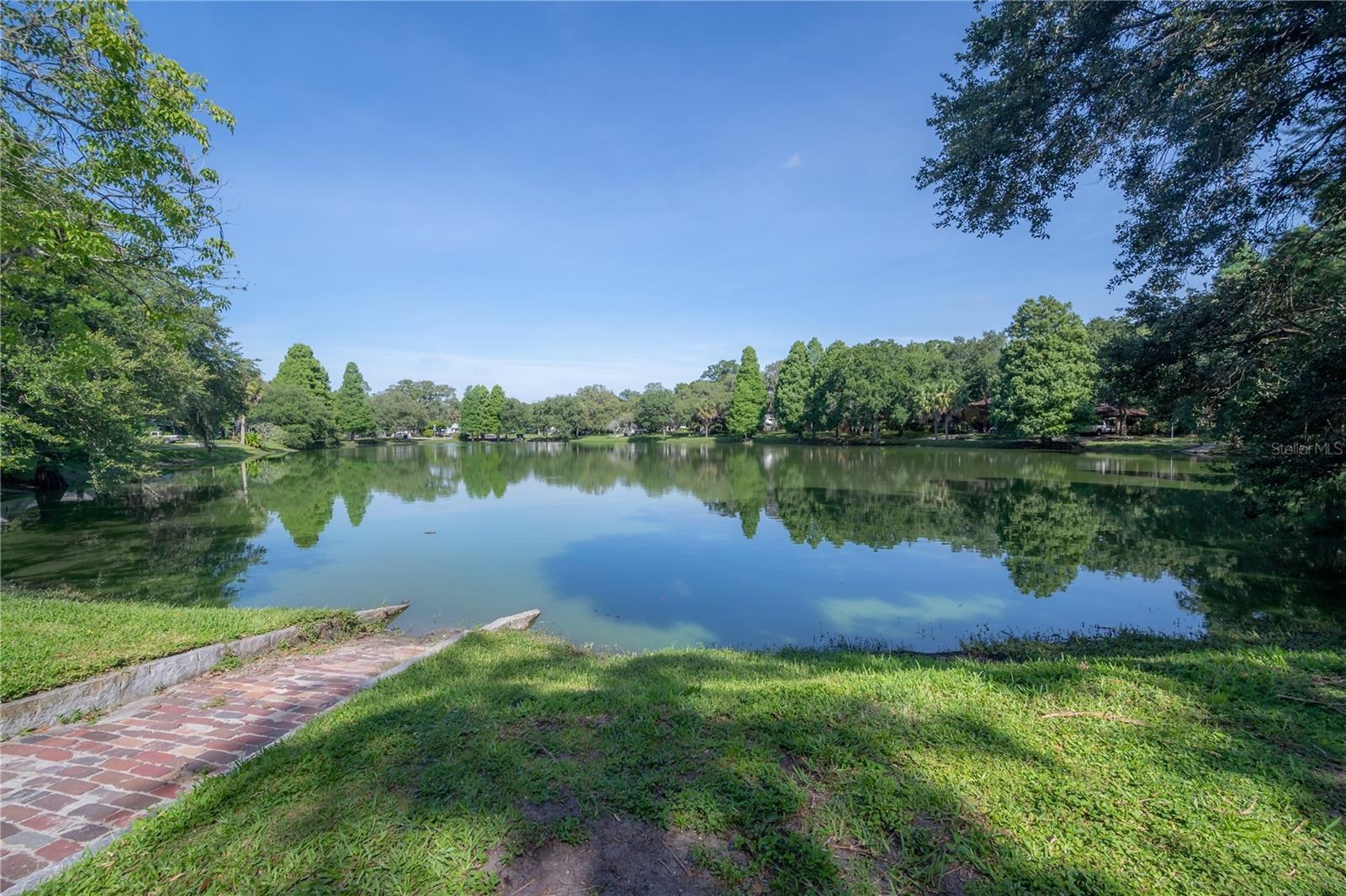 Hampton Terrace Neighborhood, Lake Roberta in Seminole Heights