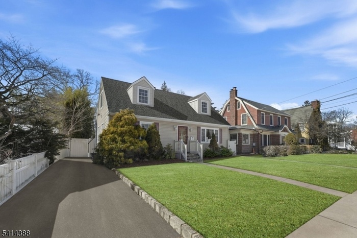 Front of House W/Driveway