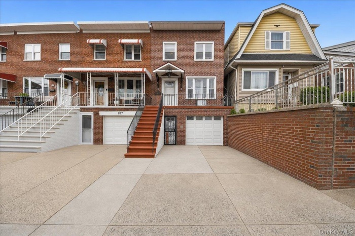 Front of House, with garage, driveway and walk in entrance