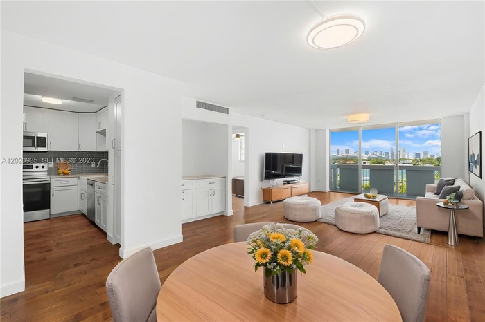 Dinning/Living/Balcony
Virtually Staged