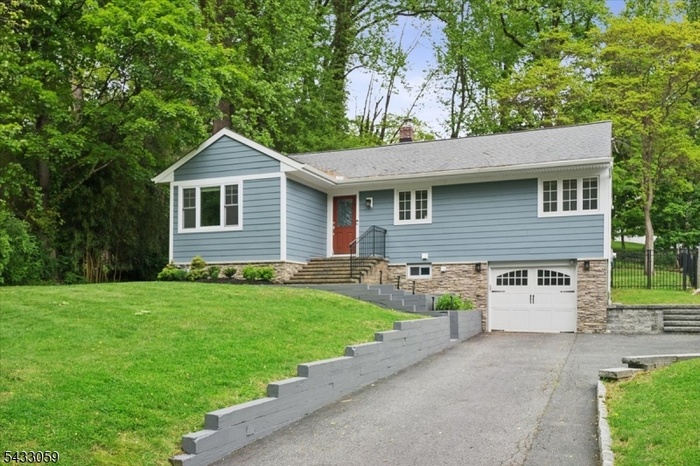 Front View / Driveway