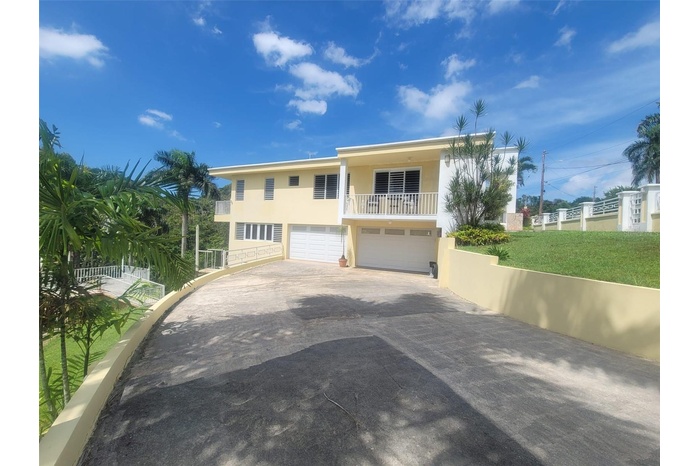 Hacienda del Dorado, Dorado, Puerto Rico property offering 4 bedrooms, 2.5 bathrooms, 2,500 sq. ft. of living space on a 3,947 sq. meter lot. Gated co