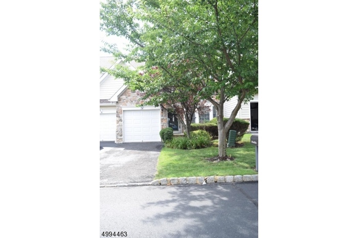 Garage & driveway Parking