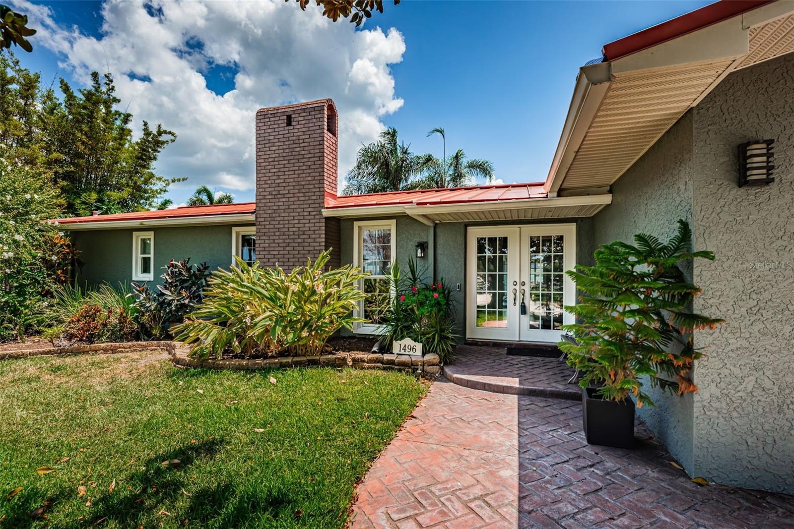 Spacious front entry