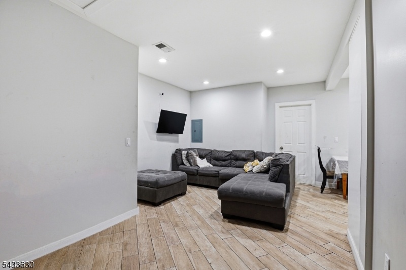2ND LIVING ROOM