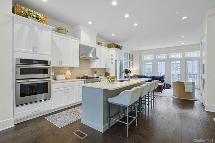 Gourmet Kitchen w walk in pantry