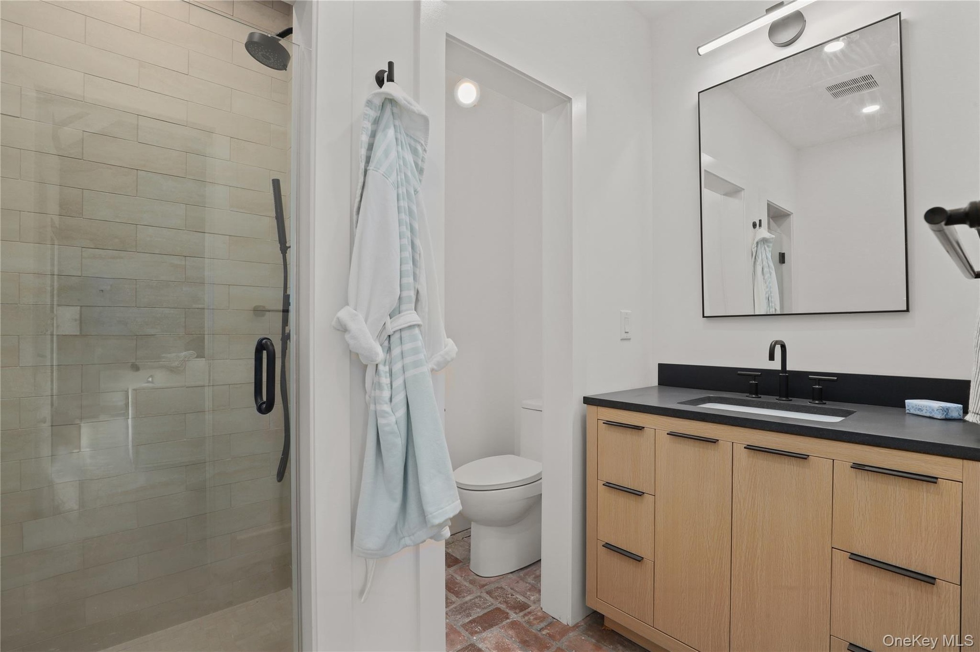 Pool house full bath