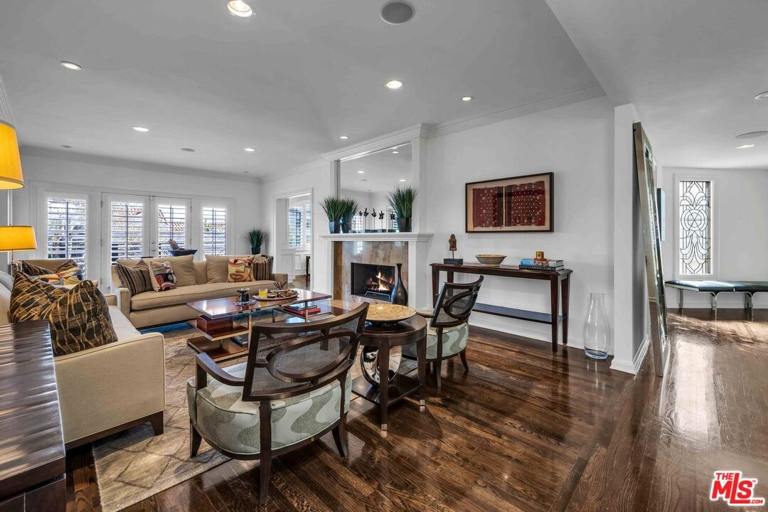 Living room with stone-surroun