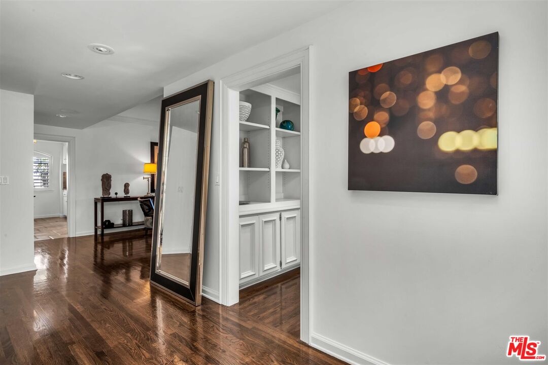 Interior entry hallway with da