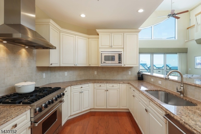 Top notch cabinetry/appliances