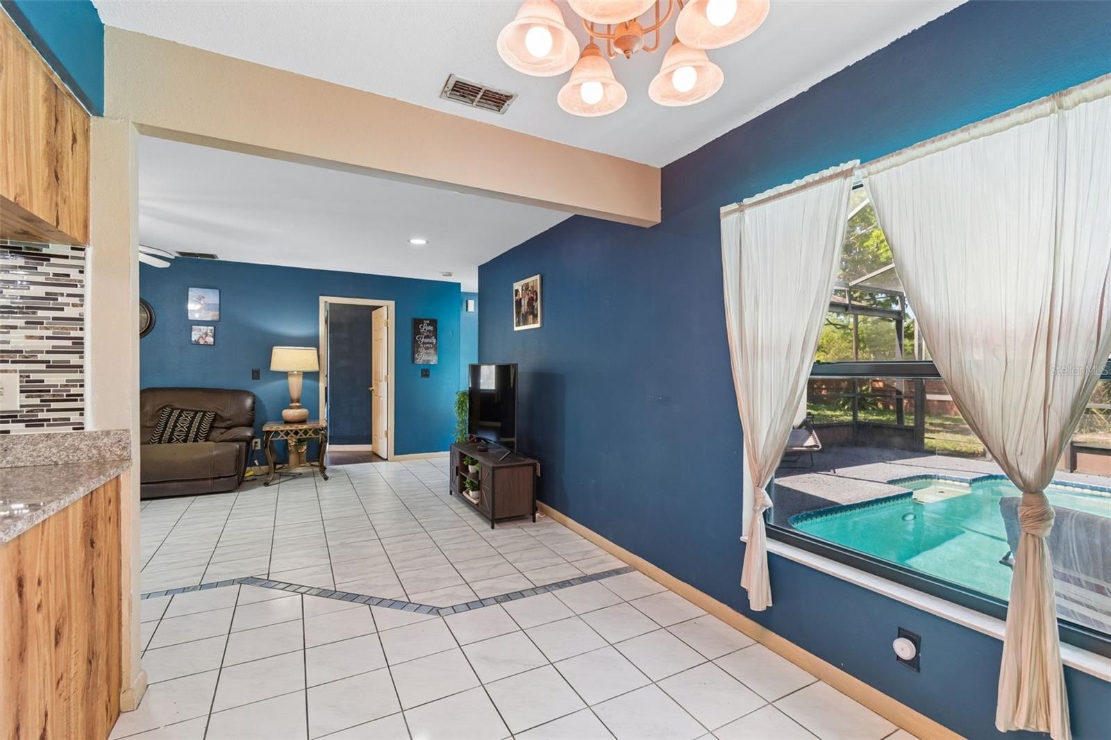 DEDICATED SPACE FOR BREAKFAST AREA/ROOM.