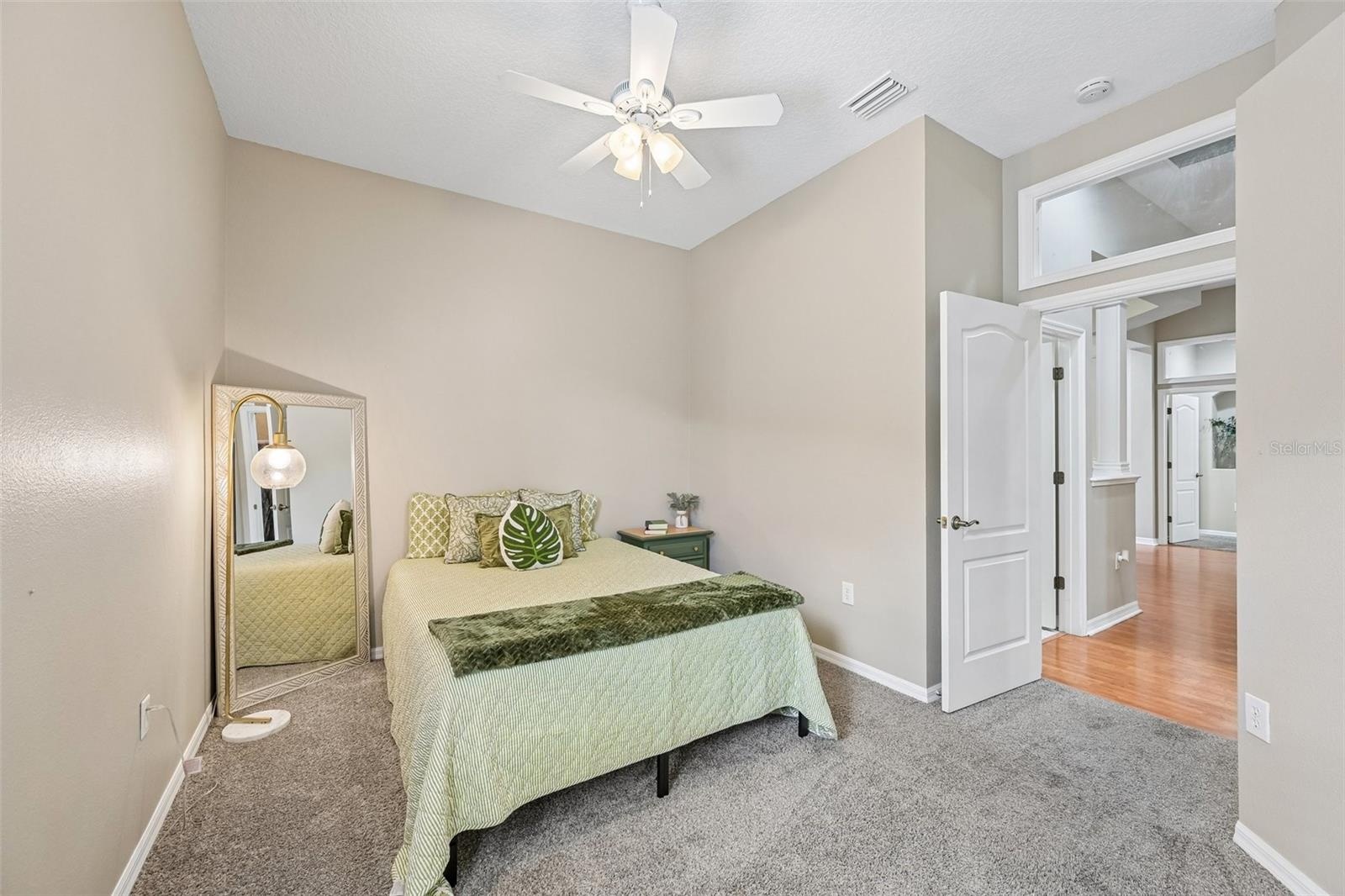 Ensuite guest bedroom / jack-n-jill