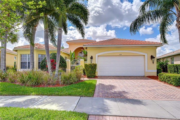 Beautiful home in the premier 55+ community of Valencia Lakes.