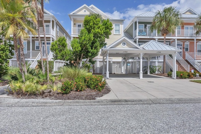4 Bedroom Townhome with Rear Boat Dockage!