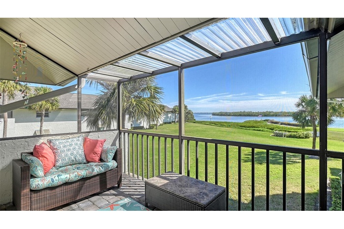 PANORAMIC BAY VIEWS FROM YOUR SCREENED BALCONY