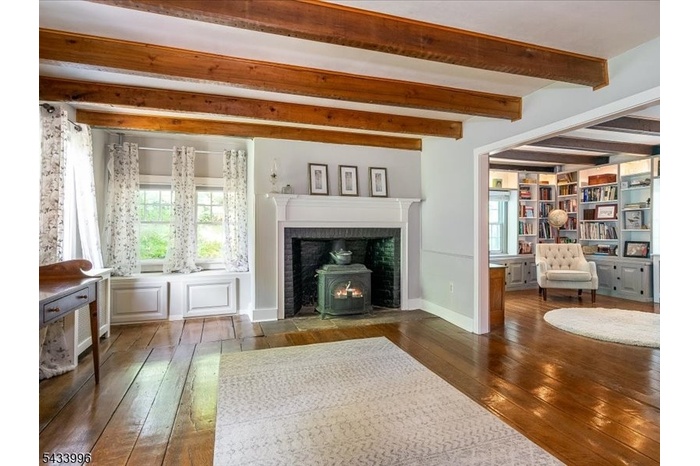FIRST FLOOR PRIMARY SUITE