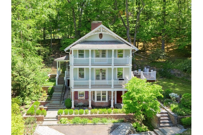 Beautiful Three-Story Carriage House
