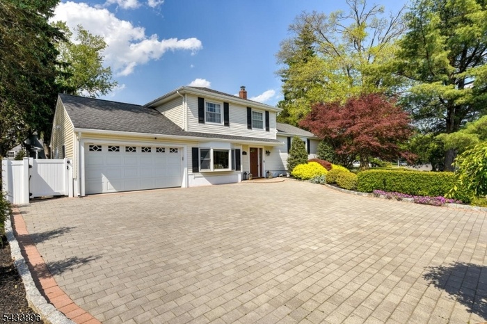 Front View/Driveway