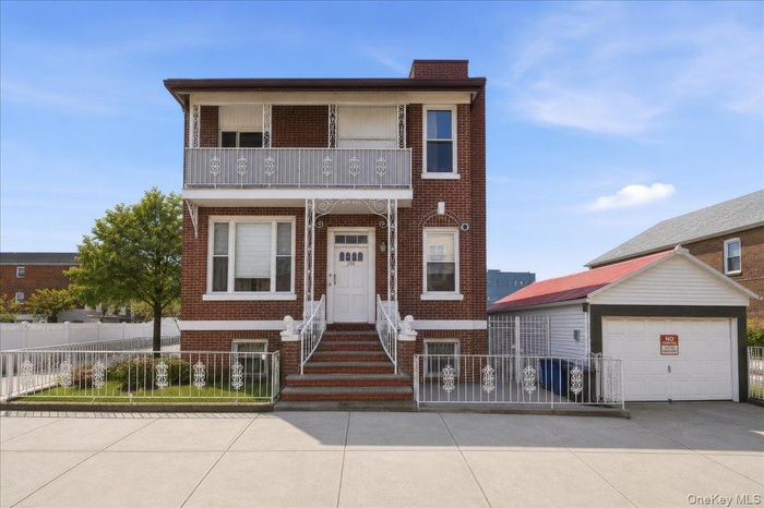 Welcome to 2041 Hobart Ave