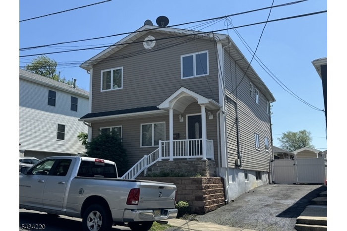 House Vew+ Driveway