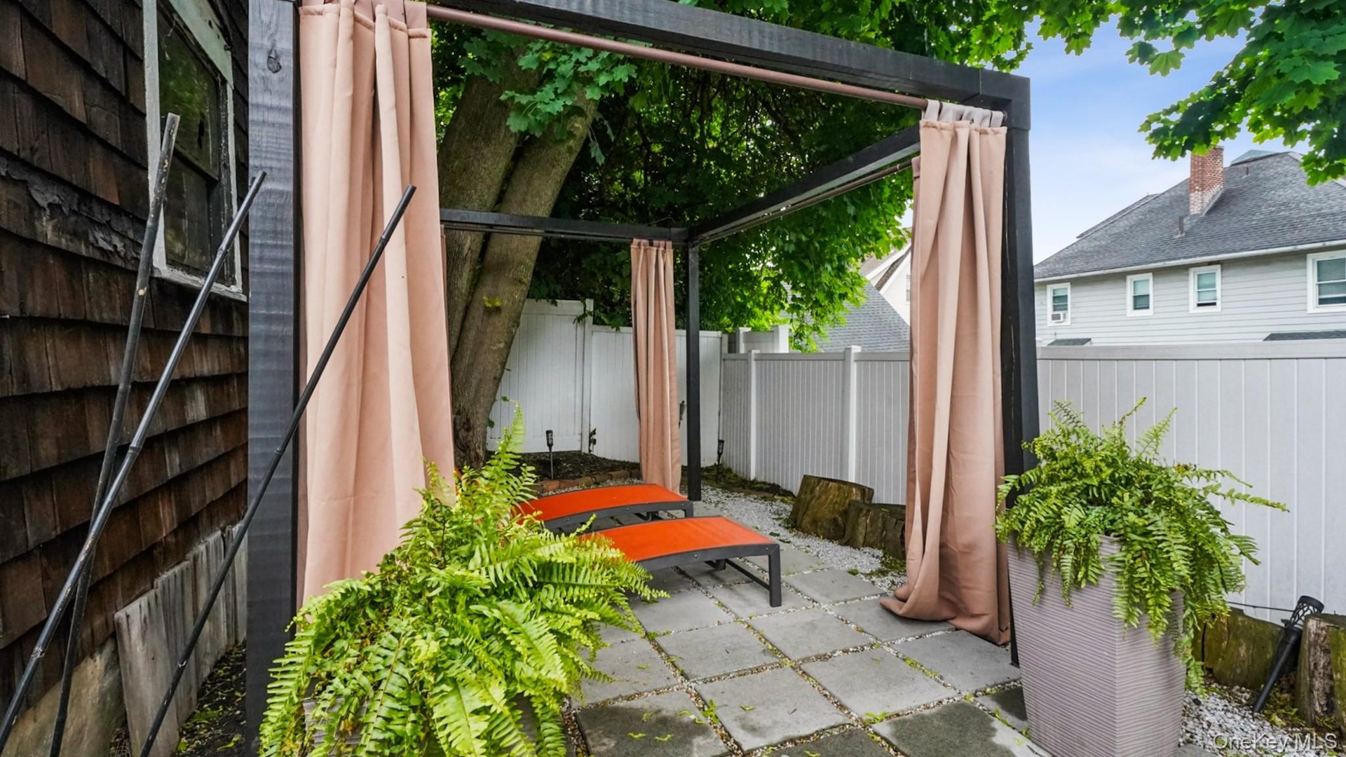 Hidden Oasis behind detached garage!