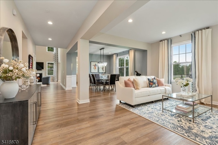 OPEN FLOOR PLAN