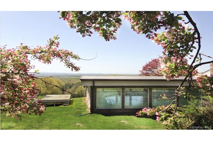 Pool, view & deck