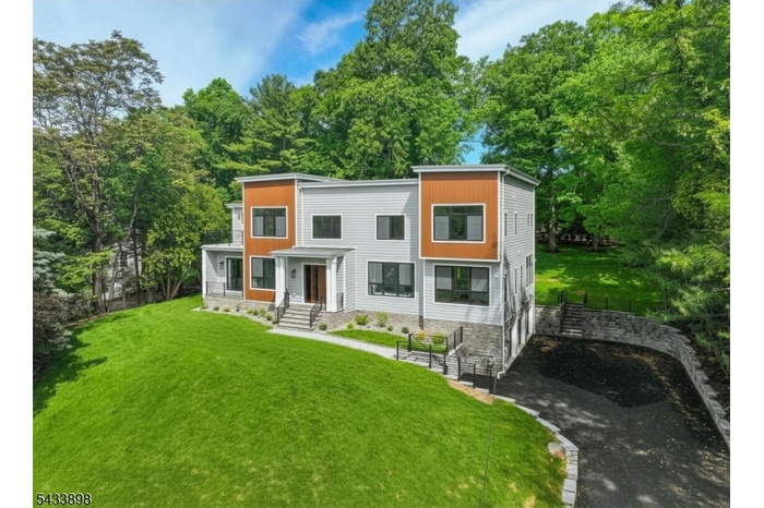 Mint Condition 6 Bedroom Home