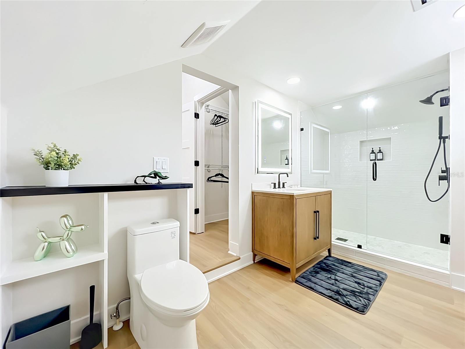Bedroom 3 - en suite bathroom