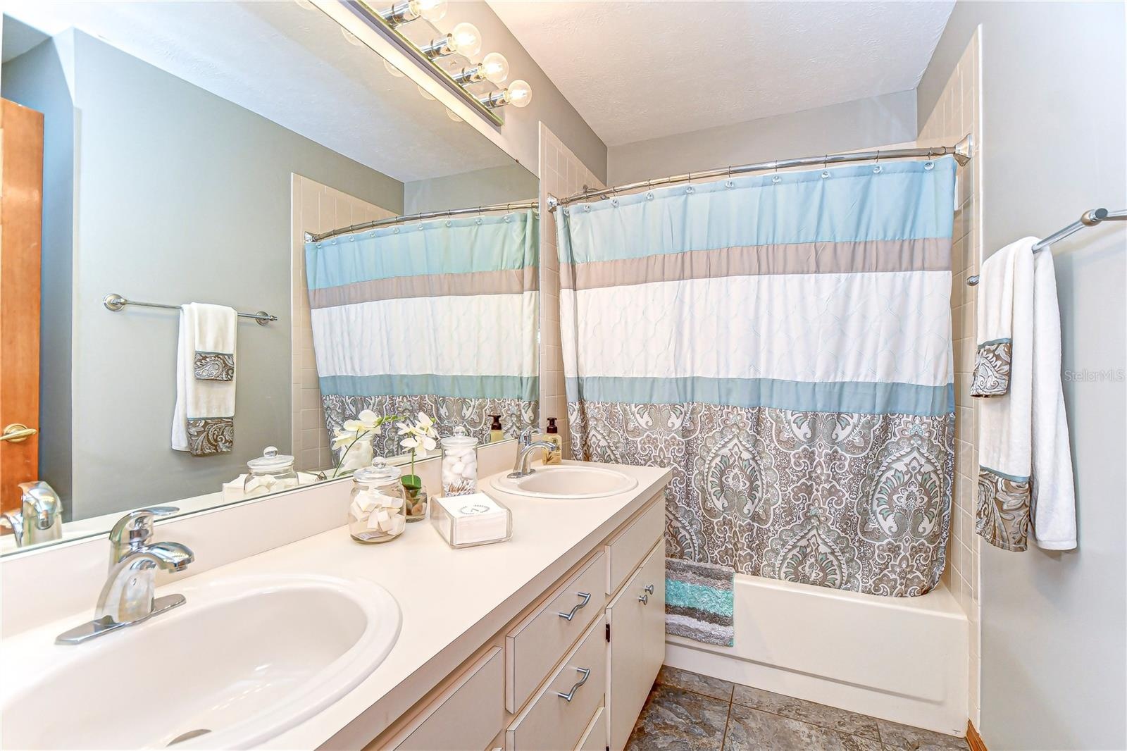Well-Maintained Full Guest Bathroom