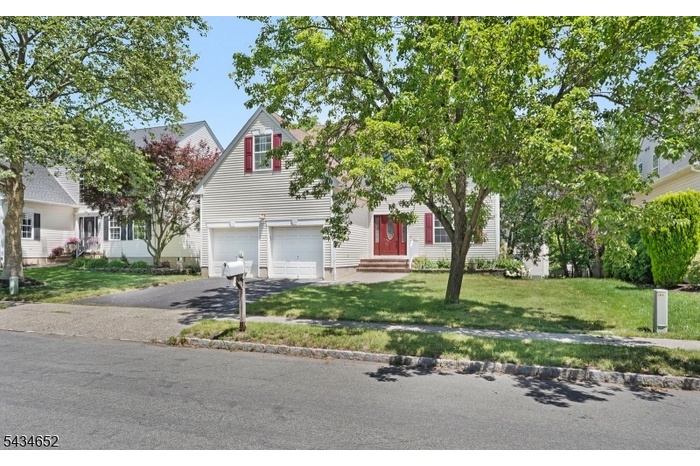 Colonial in Great Neighborhood