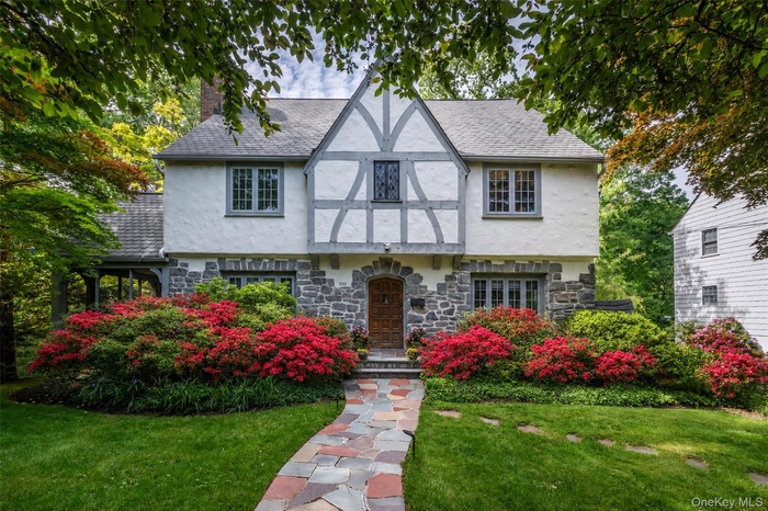 Welcome to the Fabulous 550 Forest Ave!